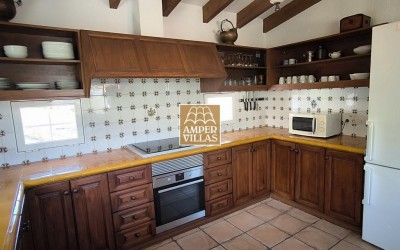 Красивая и просторная средиземноморская вилла с большими террасами.